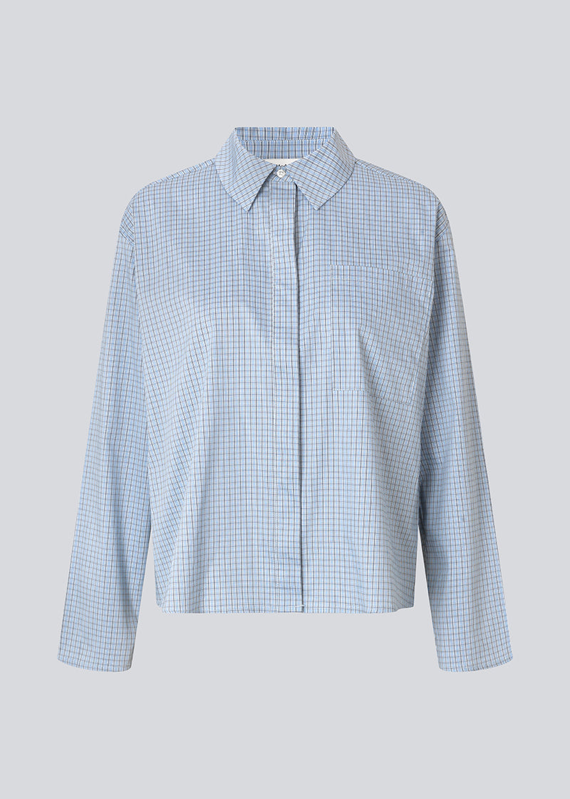 Checkered shirt with a loose fit. The Shepardmd shirt has a collar, chest pocket and hidden button closure. It stops at the hip and gives a cool look with jeans. The shirt has cool details on the side with buttons.