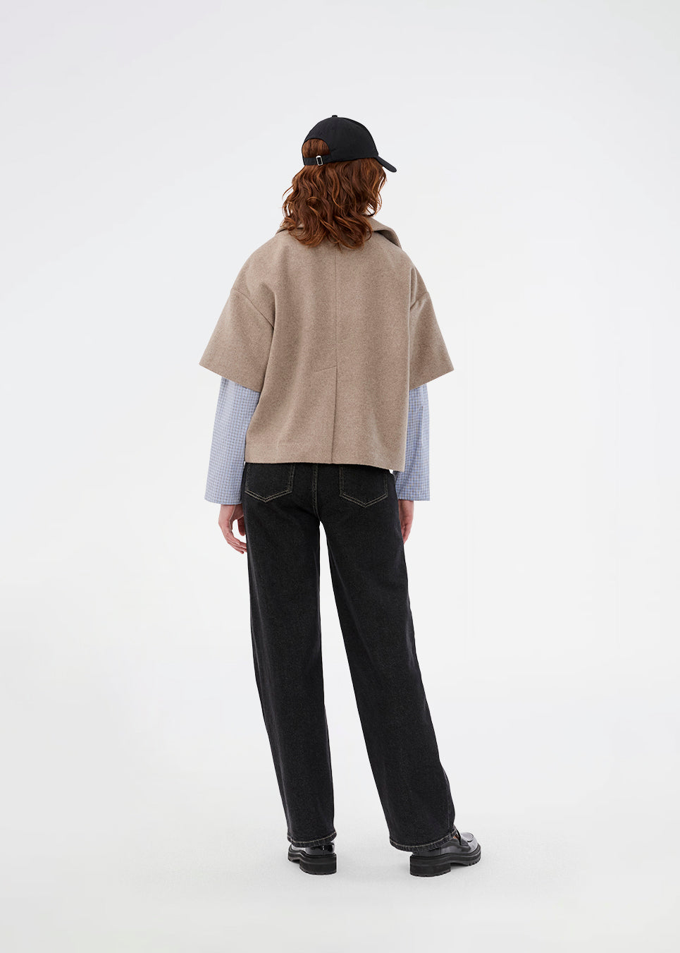 Short-sleeved cape jacket in beige/brown in a soft wool blend. The Siljamd cape has a collar, pockets, and nice brown buttons. Perfect layering over a knit for an elegant, seasonal look.