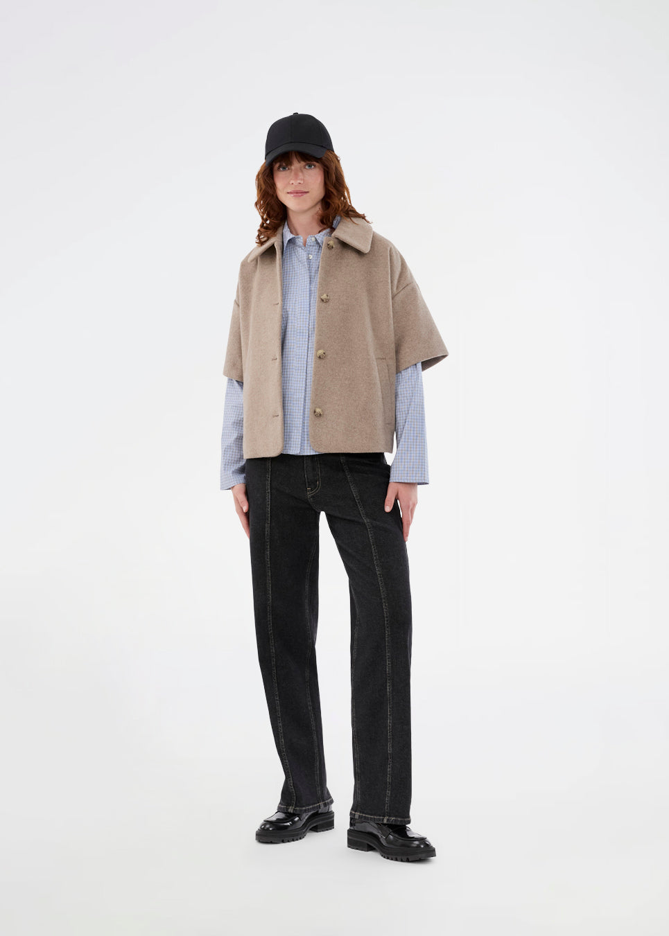 Short-sleeved cape jacket in beige/brown in a soft wool blend. The Siljamd cape has a collar, pockets, and nice brown buttons. Perfect layering over a knit for an elegant, seasonal look.