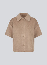 Short-sleeved cape jacket in beige/brown in a soft wool blend. The Siljamd cape has a collar, pockets, and nice brown buttons. Perfect layering over a knit for an elegant, seasonal look.