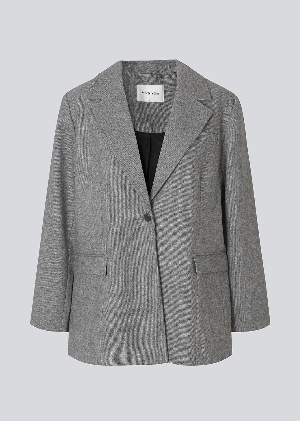 Grey blazer in wool blend. The Simonmd blazer has a collar, long sleeves and two spacious pockets. It closes with a simple, visible button and is perfect as a transitional jacket or as a warm layer over a t-shirt during the winter months.
