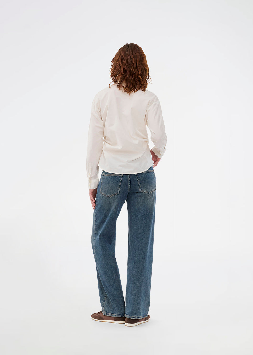 Modern white shirt with a feminine look. The Siobanmd shirt has classic details such as collar, button closure and long sleeves. Gathering at the waist creates a beautiful, feminine silhouette. Made of 58% organic cotton.