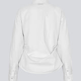 Modern white shirt with a feminine look. The Siobanmd shirt has classic details such as collar, button closure and long sleeves. Gathering at the waist creates a beautiful, feminine silhouette. Made of 58% organic cotton.