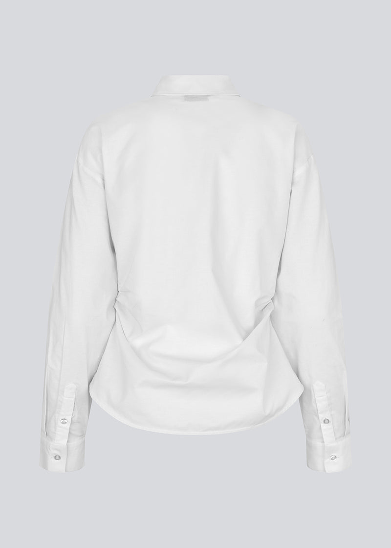 Modern white shirt with a feminine look. The Siobanmd shirt has classic details such as collar, button closure and long sleeves. Gathering at the waist creates a beautiful, feminine silhouette. Made of 58% organic cotton.
