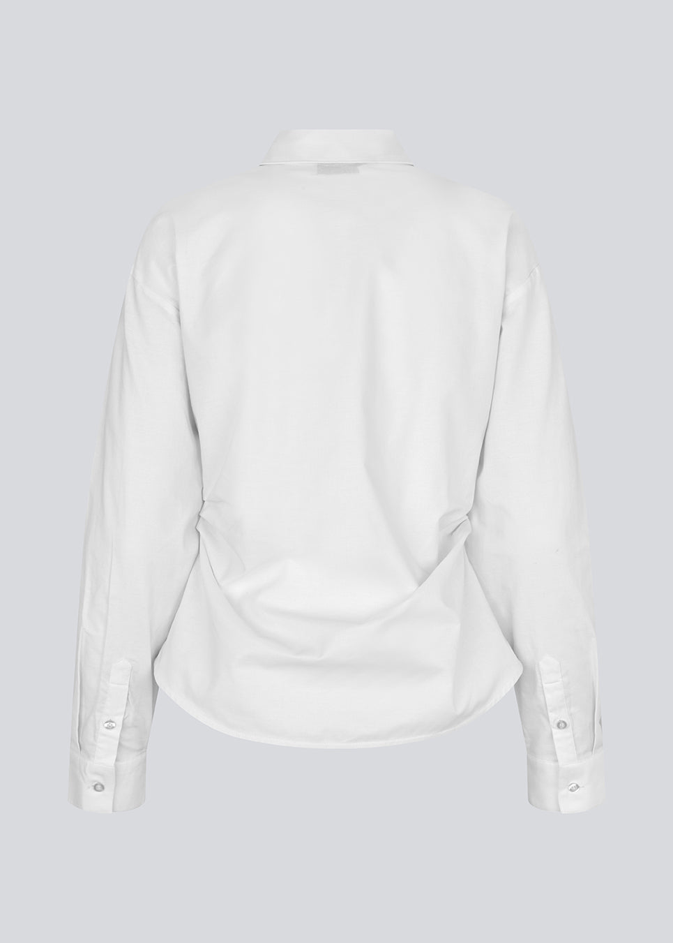 Modern white shirt with a feminine look. The Siobanmd shirt has classic details such as collar, button closure and long sleeves. Gathering at the waist creates a beautiful, feminine silhouette. Made of 58% organic cotton.