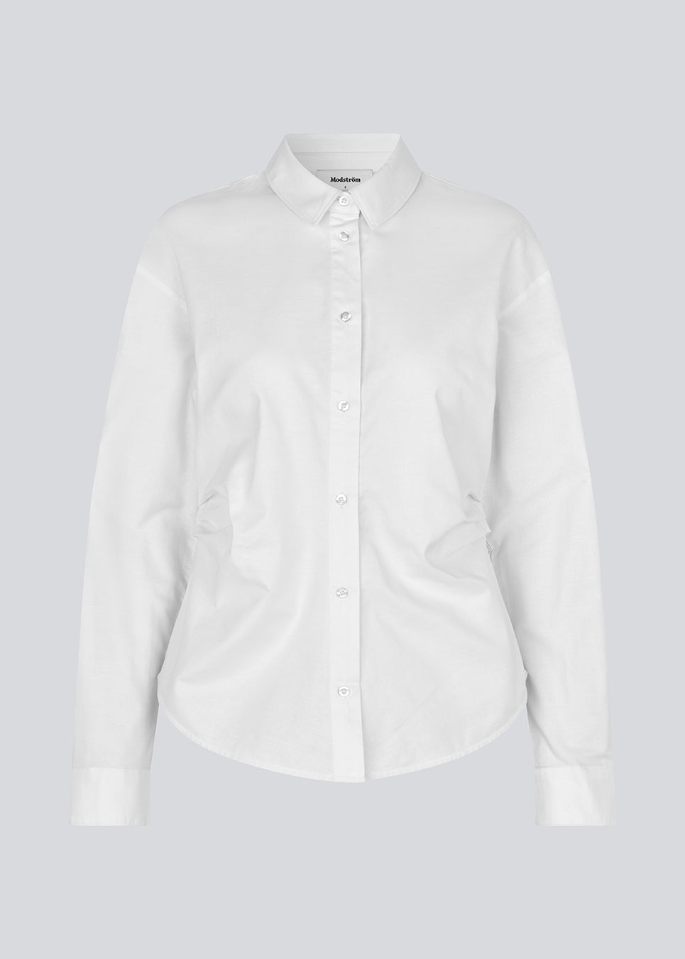 Modern white shirt with a feminine look. The Siobanmd shirt has classic details such as collar, button closure and long sleeves. Gathering at the waist creates a beautiful, feminine silhouette. Made of 58% organic cotton.