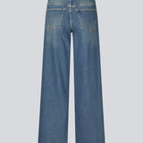 Cool basic jeans in vintage blue wash. Solangemd jeans have wide legs, belt loops, a hidden zipper closure and spacious pockets at the front and back. A versatile must-have with a raw and stylish look.