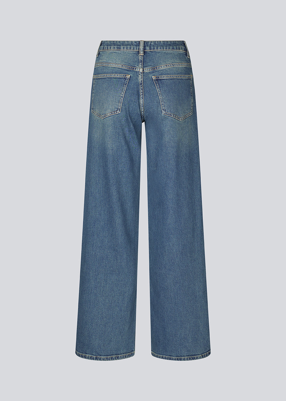 Cool basic jeans in vintage blue wash. Solangemd jeans have wide legs, belt loops, a hidden zipper closure and spacious pockets at the front and back. A versatile must-have with a raw and stylish look.