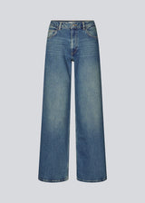 Cool basic jeans in vintage blue wash. Solangemd jeans have wide legs, belt loops, a hidden zipper closure and spacious pockets at the front and back. A versatile must-have with a raw and stylish look.