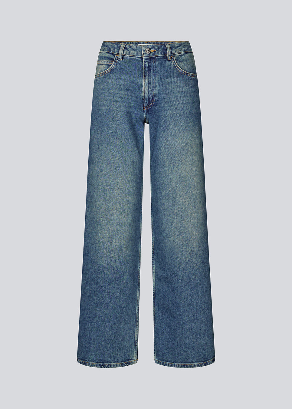 Cool basic jeans in vintage blue wash. Solangemd jeans have wide legs, belt loops, a hidden zipper closure and spacious pockets at the front and back. A versatile must-have with a raw and stylish look.