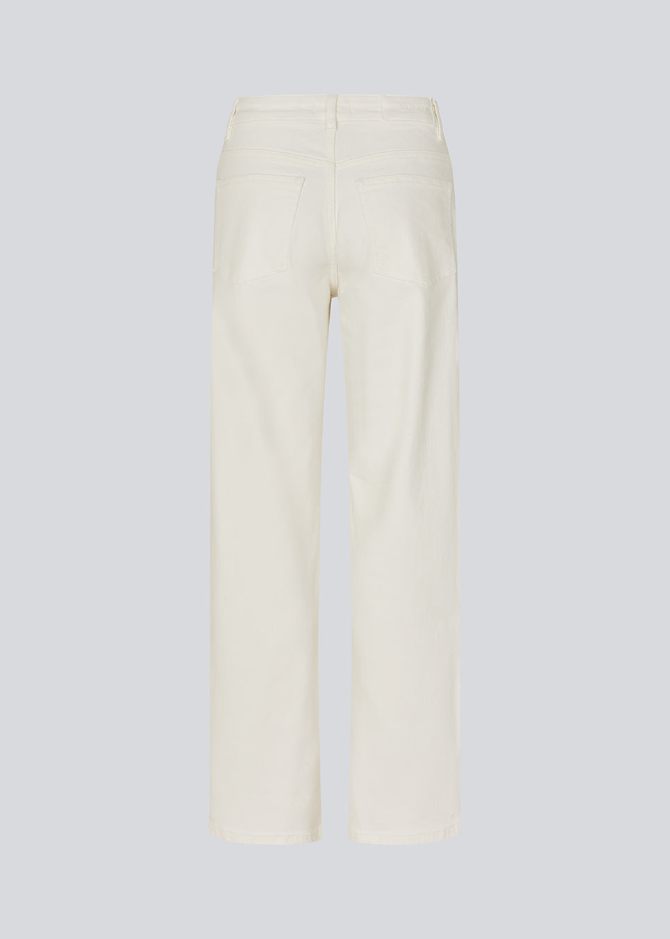 Classic straight-leg jeans in cotton denim. SolangeMD solid jeans feature classic details such as a high waist, zip fly, belt loops, and front and back pockets. A timeless and versatile denim choice that combines comfort with a modern cut.