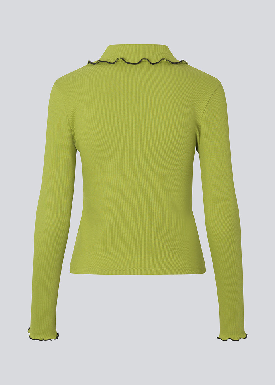Flattering green long-sleeved top in 96% organic cotton with stylish contrast stitching. Soleimd top has a classic collar and a modern, minimalist look.