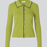 Flattering green long-sleeved top in 96% organic cotton with stylish contrast stitching. Soleimd top has a classic collar and a modern, minimalist look.