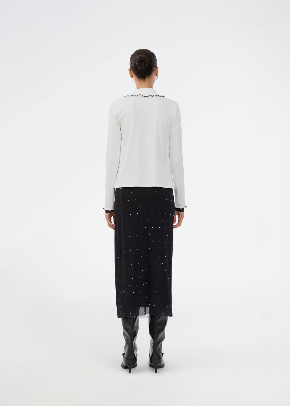 Form-fitting mesh skirt with polka dots and petticoat. Made from 92% recycled polyester, the Samalamd Print Skirt combines stretchability with comfort.