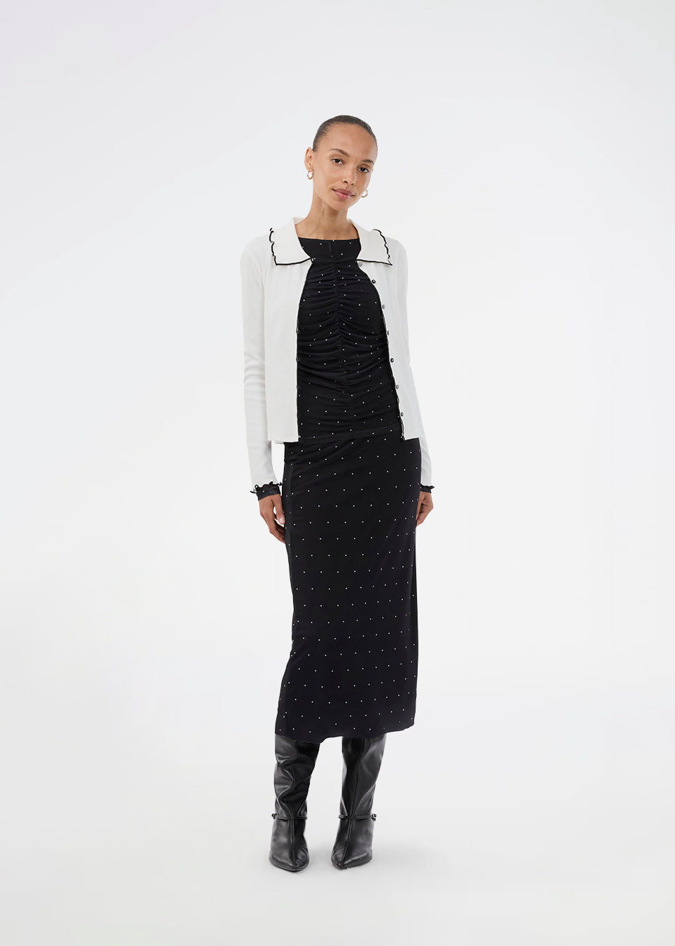 Flattering white long-sleeved top in 96% organic cotton with stylish contrast stitching. Soleimd top has a classic collar and a modern, minimalist look.