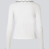 Flattering white long-sleeved top in 96% organic cotton with stylish contrast stitching. Soleimd top has a classic collar and a modern, minimalist look.