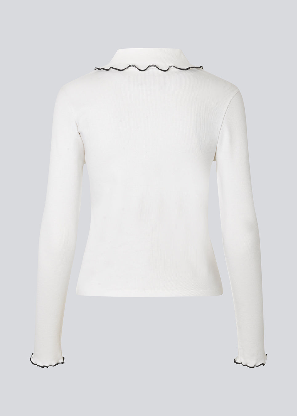 Flattering white long-sleeved top in 96% organic cotton with stylish contrast stitching. Soleimd top has a classic collar and a modern, minimalist look.