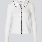 Flattering white long-sleeved top in 96% organic cotton with stylish contrast stitching. Soleimd top has a classic collar and a modern, minimalist look.