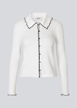 Flattering white long-sleeved top in 96% organic cotton with stylish contrast stitching. Soleimd top has a classic collar and a modern, minimalist look.