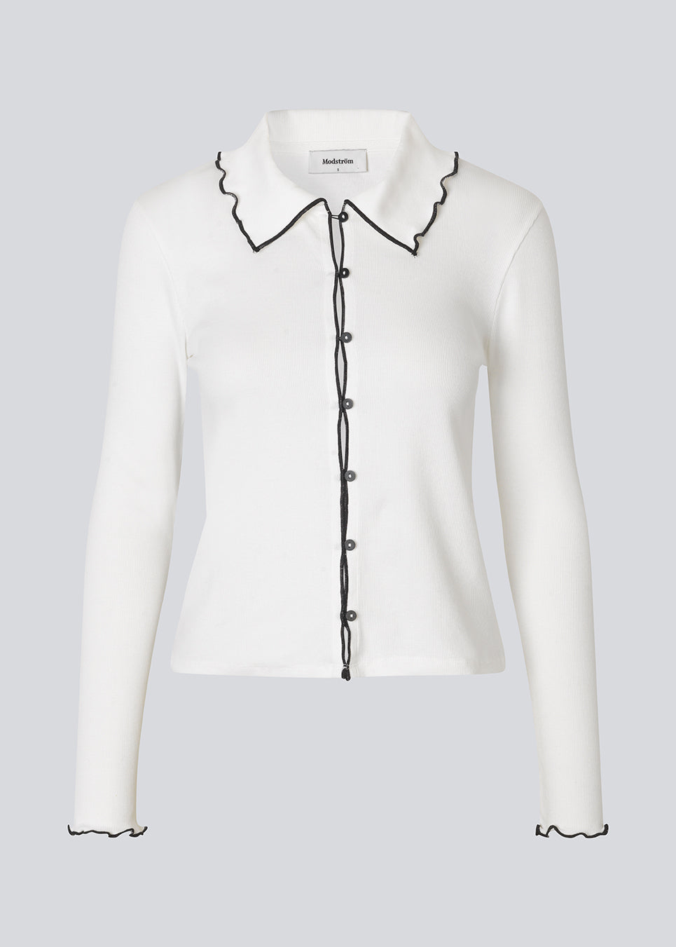 Flattering white long-sleeved top in 96% organic cotton with stylish contrast stitching. Soleimd top has a classic collar and a modern, minimalist look.