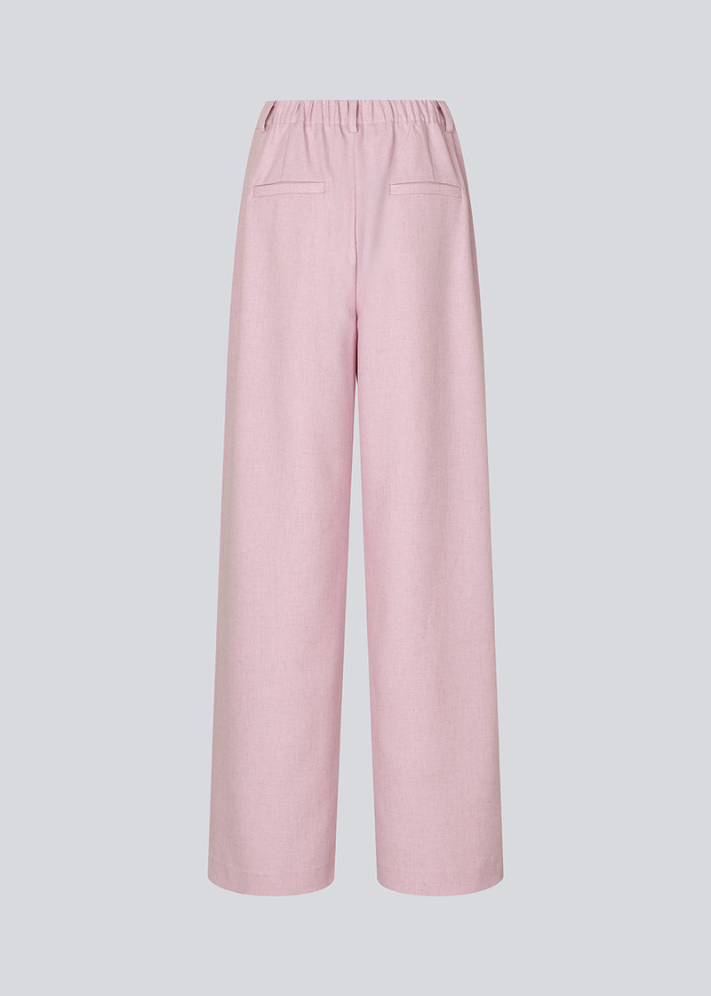 Suit pants in light pink with wide legs. The Sophiemd pants feature a zipper, belt loops, and a relaxed fit – a feminine, modern look that’s perfect with a t-shirt or knit.
