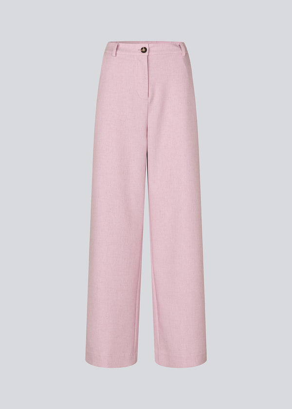 Suit pants in light pink with wide legs. The Sophiemd pants feature a zipper, belt loops, and a relaxed fit – a feminine, modern look that’s perfect with a t-shirt or knit.
