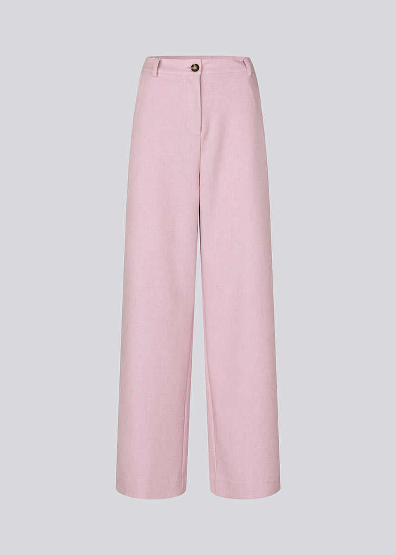 Suit pants in light pink with wide legs. The Sophiemd pants feature a zipper, belt loops, and a relaxed fit – a feminine, modern look that’s perfect with a t-shirt or knit.
