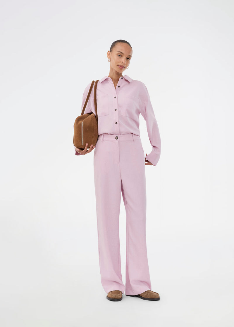 Nice pink shirt with pockets, collar, long sleeves and button closure. The Sarahmd Shirt has slits in the sides and a light, feminine look.