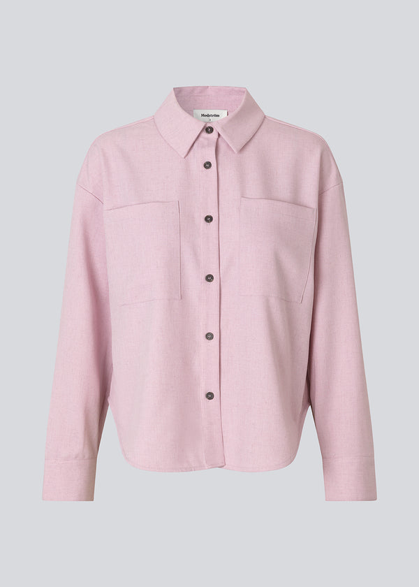 Nice pink shirt with pockets, collar, long sleeves and button closure. The Sarahmd Shirt has slits in the sides and a light, feminine look.