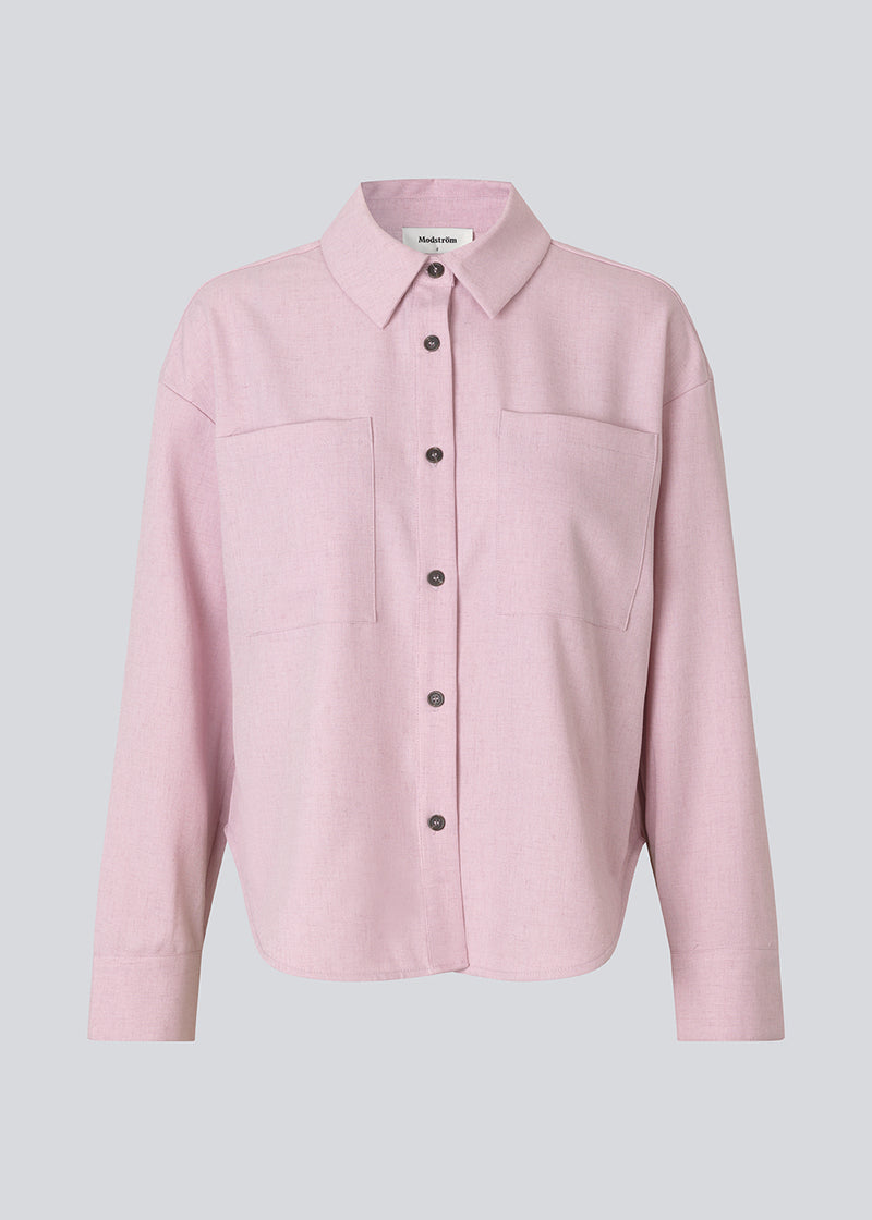 Nice pink shirt with pockets, collar, long sleeves and button closure. The Sarahmd Shirt has slits in the sides and a light, feminine look.