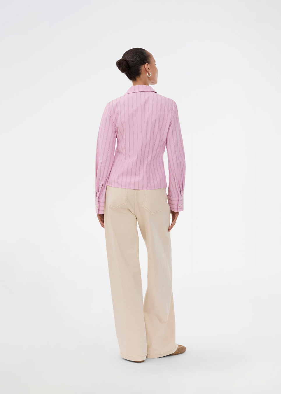 Feminine shirt in pink with stripes. The Starleemd shirt has a collar, wide sleeves and hidden button closure. The flattering form-fitting cut makes it easy to style with skirts, loose trousers and jeans.
