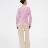Feminine shirt in pink with stripes. The Starleemd shirt has a collar, wide sleeves and hidden button closure. The flattering form-fitting cut makes it easy to style with skirts, loose trousers and jeans.
