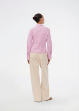 Feminine shirt in pink with stripes. The Starleemd shirt has a collar, wide sleeves and hidden button closure. The flattering form-fitting cut makes it easy to style with skirts, loose trousers and jeans.
