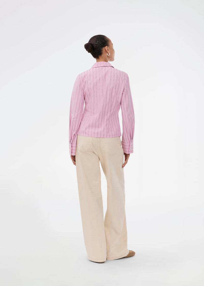Feminine shirt in pink with stripes. The Starleemd shirt has a collar, wide sleeves and hidden button closure. The flattering form-fitting cut makes it easy to style with skirts, loose trousers and jeans.
