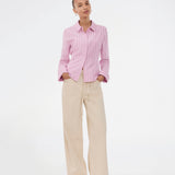 Feminine shirt in pink with stripes. The Starleemd shirt has a collar, wide sleeves and hidden button closure. The flattering form-fitting cut makes it easy to style with skirts, loose trousers and jeans.
