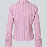 Feminine shirt in pink with stripes. The Starleemd shirt has a collar, wide sleeves and hidden button closure. The flattering form-fitting cut makes it easy to style with skirts, loose trousers and jeans.
