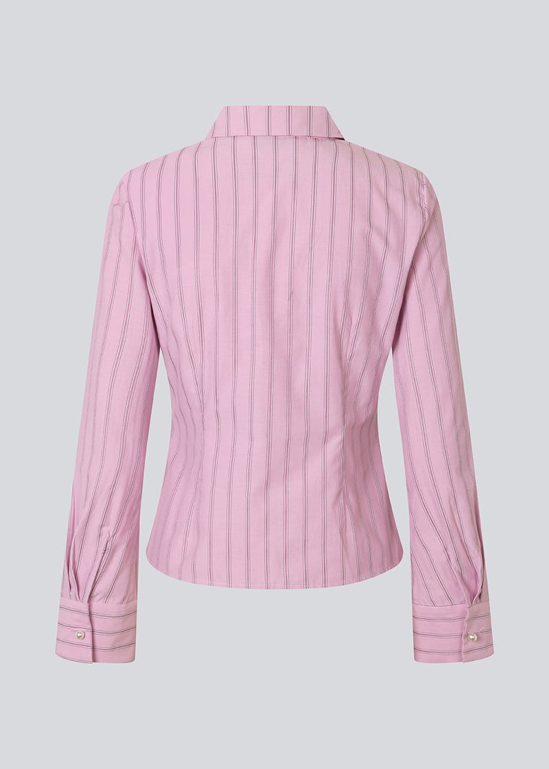 Feminine shirt in pink with stripes. The Starleemd shirt has a collar, wide sleeves and hidden button closure. The flattering form-fitting cut makes it easy to style with skirts, loose trousers and jeans.
