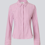 Feminine shirt in pink with stripes. The Starleemd shirt has a collar, wide sleeves and hidden button closure. The flattering form-fitting cut makes it easy to style with skirts, loose trousers and jeans.
