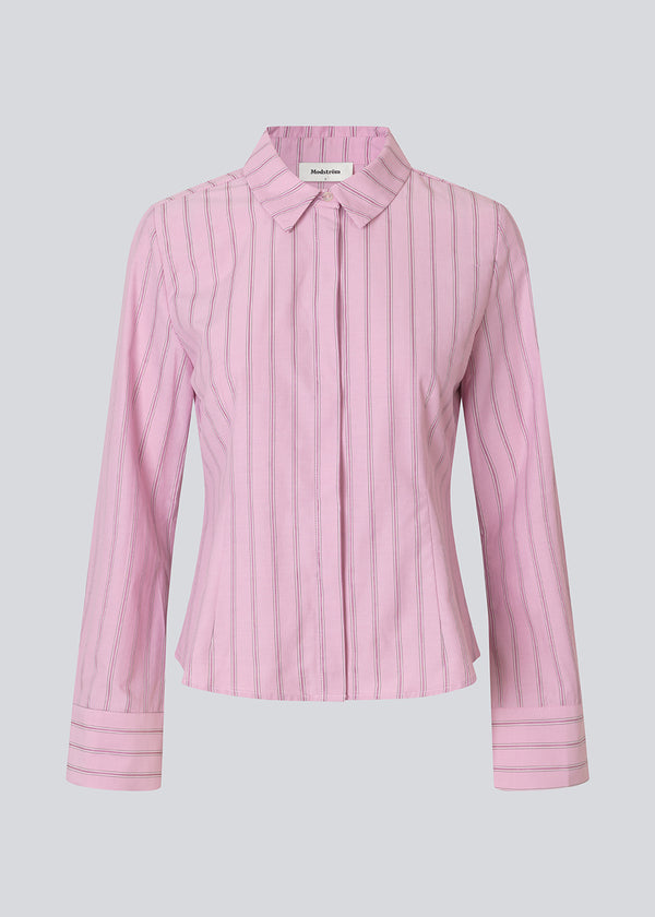 Feminine shirt in pink with stripes. The Starleemd shirt has a collar, wide sleeves and hidden button closure. The flattering form-fitting cut makes it easy to style with skirts, loose trousers and jeans.
