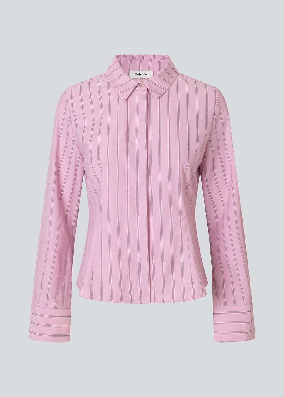 Feminine shirt in pink with stripes. The Starleemd shirt has a collar, wide sleeves and hidden button closure. The flattering form-fitting cut makes it easy to style with skirts, loose trousers and jeans.
