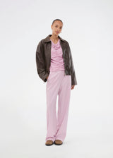 Form-fitting feminine top with rose print, ruched details, short sleeves and V-neckline. The Starleemd Top combines elegance and comfort with a modern flattering cut.

