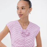 Form-fitting feminine top with rose print, ruched details, short sleeves and V-neckline. The Starleemd Top combines elegance and comfort with a modern flattering cut.
