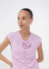 Form-fitting feminine top with rose print, ruched details, short sleeves and V-neckline. The Starleemd Top combines elegance and comfort with a modern flattering cut.

