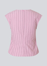 Form-fitting feminine top with rose print, ruched details, short sleeves and V-neckline. The Starleemd Top combines elegance and comfort with a modern flattering cut.
