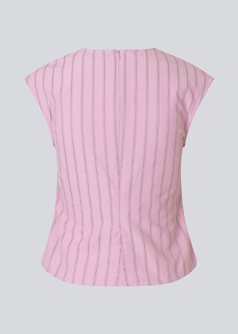 Form-fitting feminine top with rose print, ruched details, short sleeves and V-neckline. The Starleemd Top combines elegance and comfort with a modern flattering cut.
