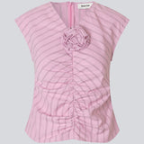 Form-fitting feminine top with rose print, ruched details, short sleeves and V-neckline. The Starleemd Top combines elegance and comfort with a modern flattering cut.

