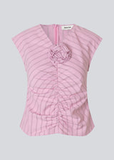 Form-fitting feminine top with rose print, ruched details, short sleeves and V-neckline. The Starleemd Top combines elegance and comfort with a modern flattering cut.
