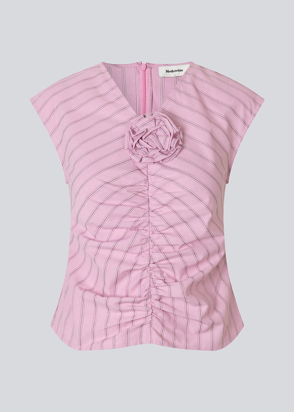 Form-fitting feminine top with rose print, ruched details, short sleeves and V-neckline. The Starleemd Top combines elegance and comfort with a modern flattering cut.
