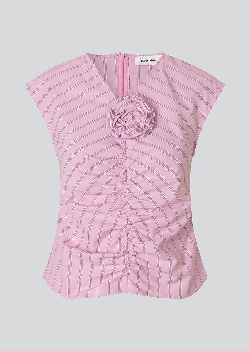 Form-fitting feminine top with rose print, ruched details, short sleeves and V-neckline. The Starleemd Top combines elegance and comfort with a modern flattering cut.
