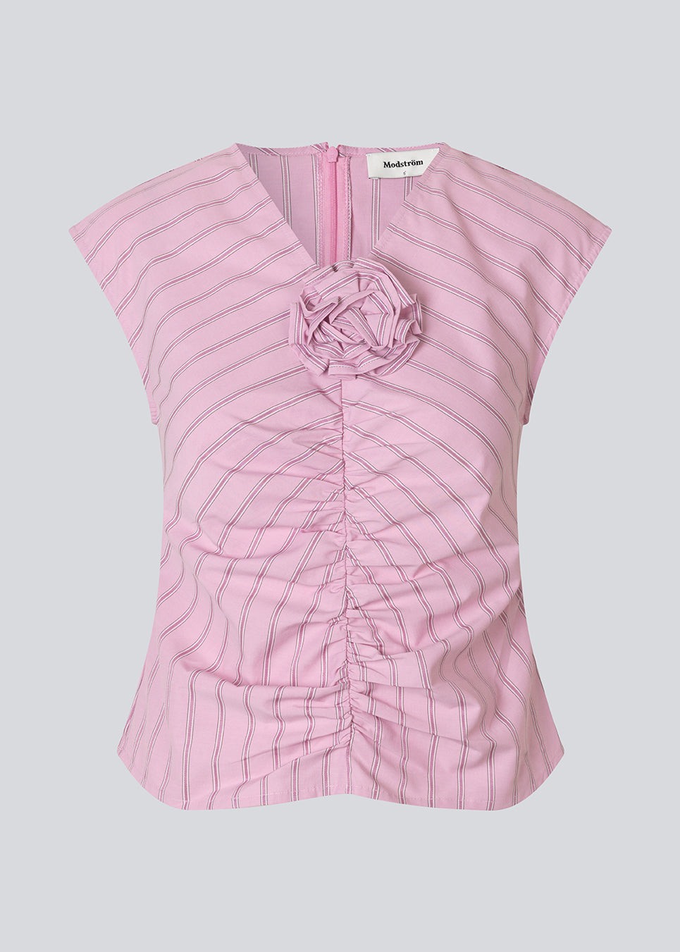 Form-fitting feminine top with rose print, ruched details, short sleeves and V-neckline. The Starleemd Top combines elegance and comfort with a modern flattering cut.
